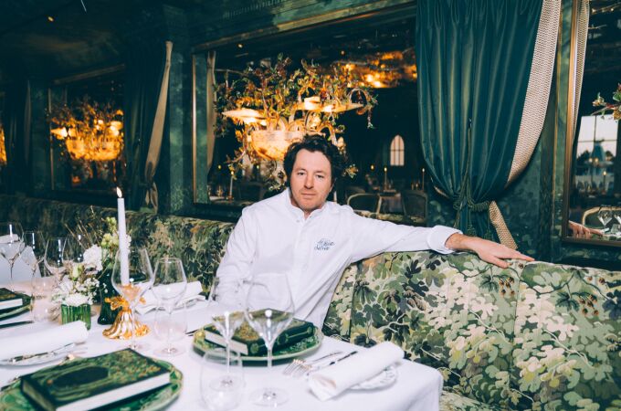 El chef Jen Imbert, galardonado con una estrella Michelín, en su restaurante La Forêt Scrète