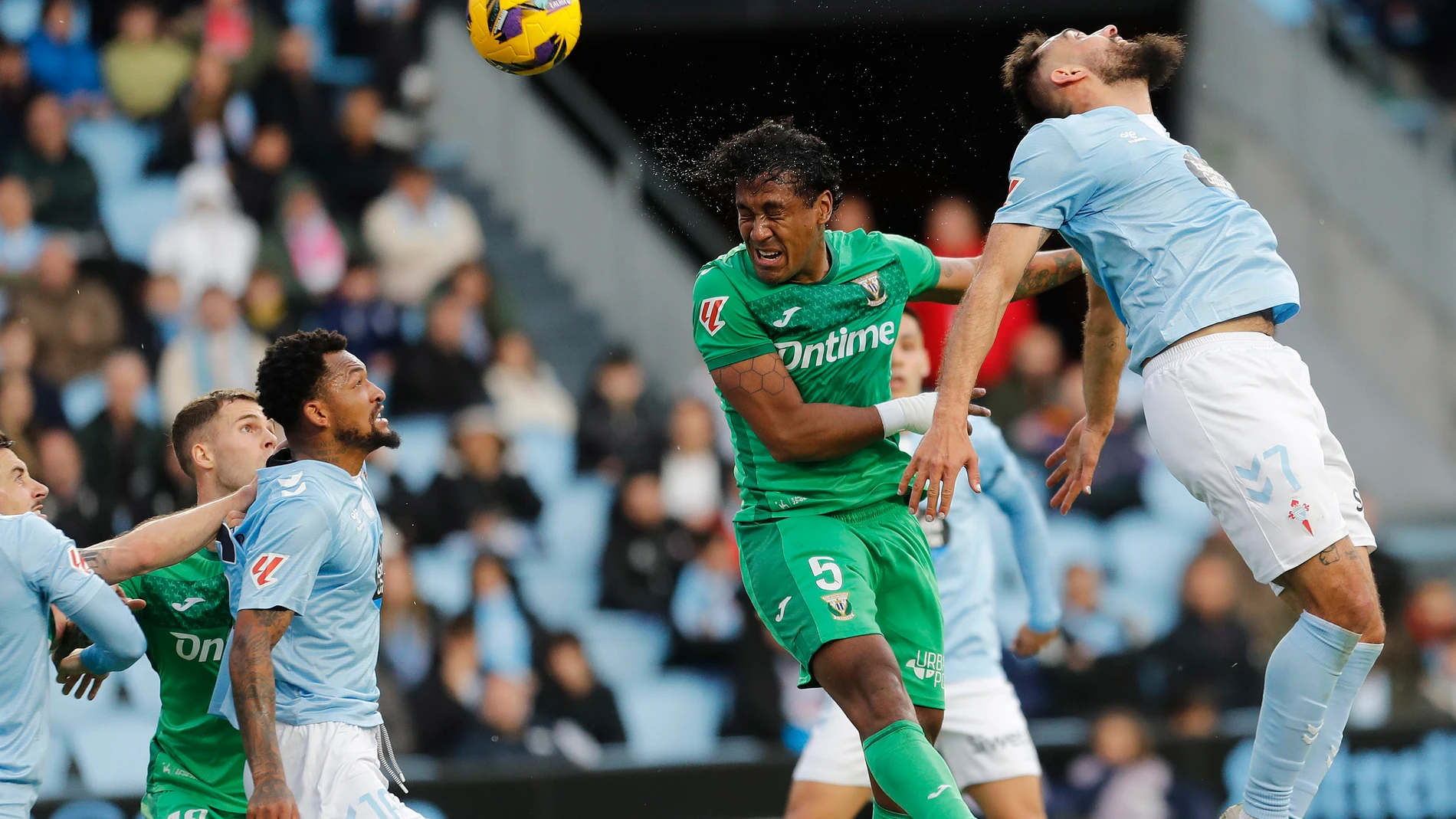 Vigo (Pontevedra), 08/03/2025.- El delantero del Celta de Vigo Borja Iglesias (d), y el defensa del Leganés Renato Tapia, durante el partido de la jornada 27 de LaLiga celebrado en el estadio Balaídos de Vigo. EFE/Salvador Sas