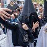 Varios nazarenos se hacen un "selfie" antes de la salida procesional