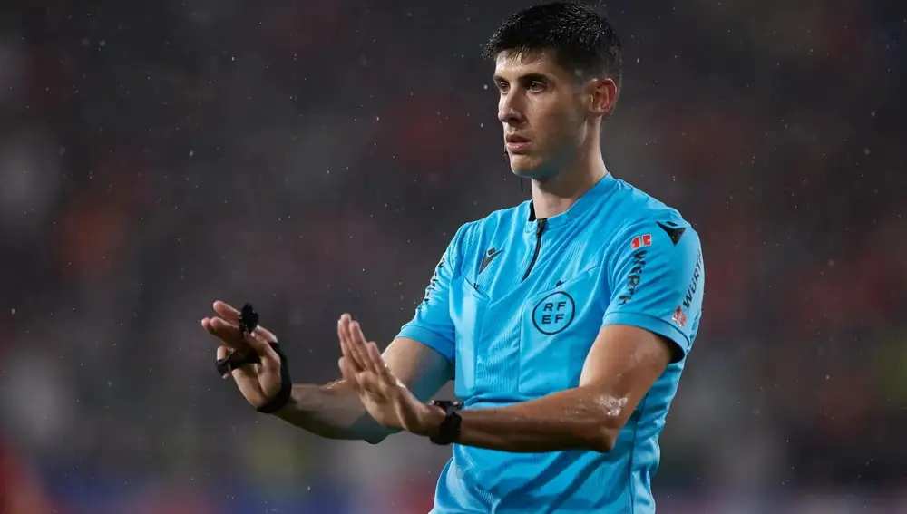 El árbitro del FC Barcelona - CA Osasuna: Mateo Busquets Ferrer.