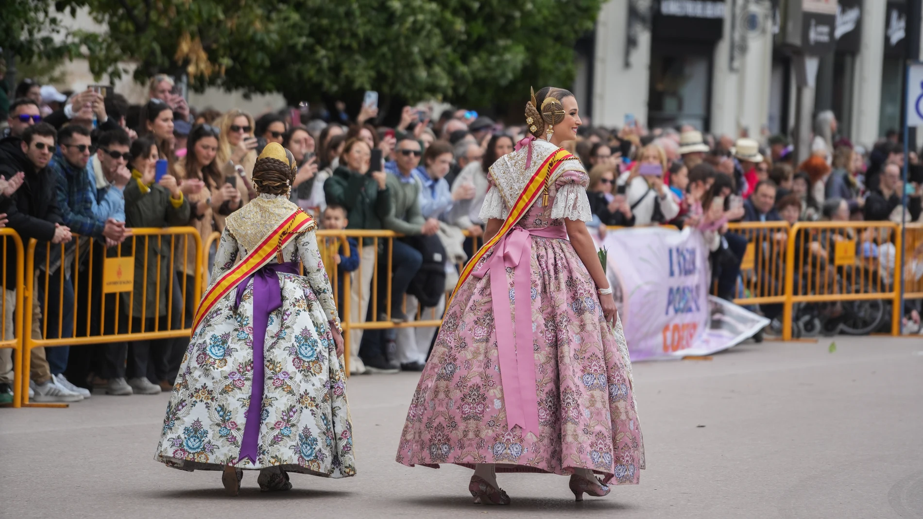 La fallera mayor, Berta Peiró (d), y la fallera mayor infantil, Lucía García (i), durante una mascletà por el Día de la Mujer, a 8 de marzo de 2025, en Valencia, Comunidad Valenciana (España). El cielo de Valencia se ha teñido de color morado con la mascletà que se ha disparado por el Día Internacional de la Mujer, que se celebra hoy 8 de marzo. El espectáculo ha estado a cargo de la Pirotecnia Nadal Martí, de L'Olleria (Valencia), y ha sido el último disparo de la pirotécnica, que se jubila....