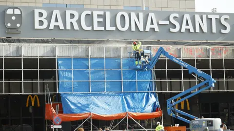 Economía/Transportes.- Una avería en la estación de Barcelona-Sants obliga a evacuar a 400 personas de un tren