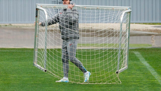 Simeone transporta una portería en el entrenamiento del Atlético