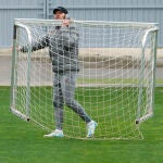 Simeone transporta una portería en el entrenamiento del Atlético