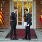 El presidente del Gobierno, Pedro Sánchez (i), se reúne con el presidente de la Generalitat de Catalunya, Salvador Illa (d), en el Palacio de La Moncloa.