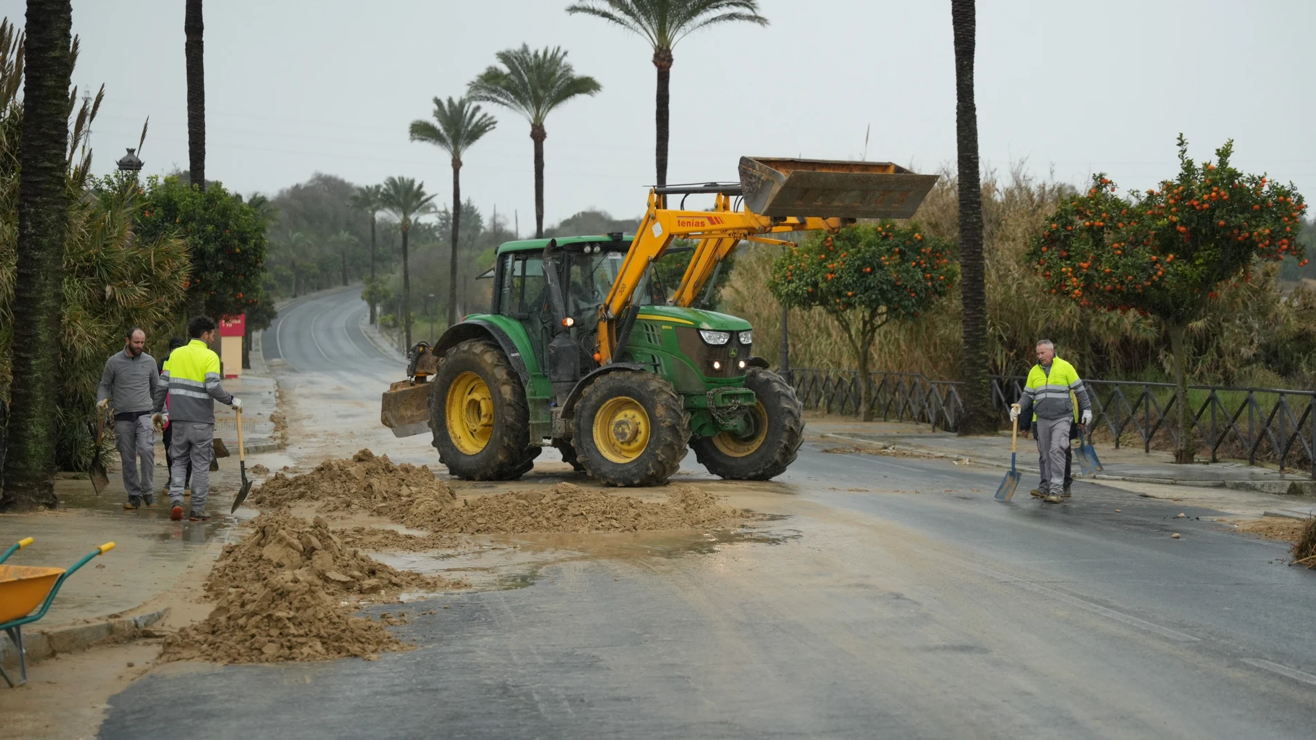 Una carretera cortada por la lluvia en Moguer (Huelva)