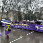 8M.- AMP2.Feministas con paraguas y chubasqueros reivindican a "todes" en Madrid: "El feminismo era la lluvia necesaria"