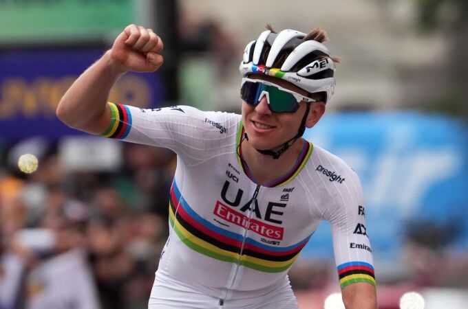 Ciclismo.- Tadej Pogacar logra el triplete en la Strade Bianche a pesar de una dura caída