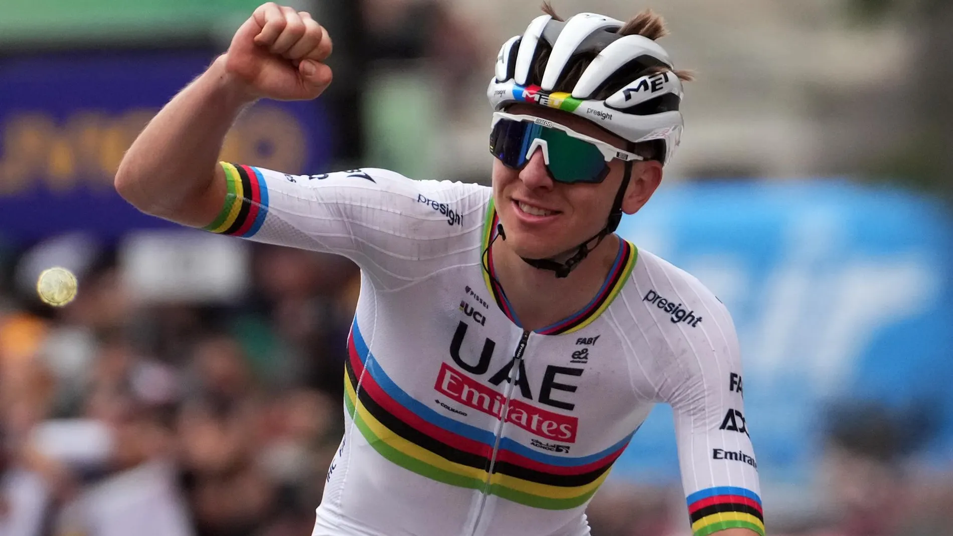 Ciclismo.- Tadej Pogacar logra el triplete en la Strade Bianche a pesar de una dura caída