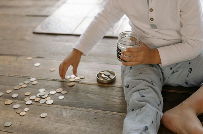 Niño ahorrando dinero en una hucha 