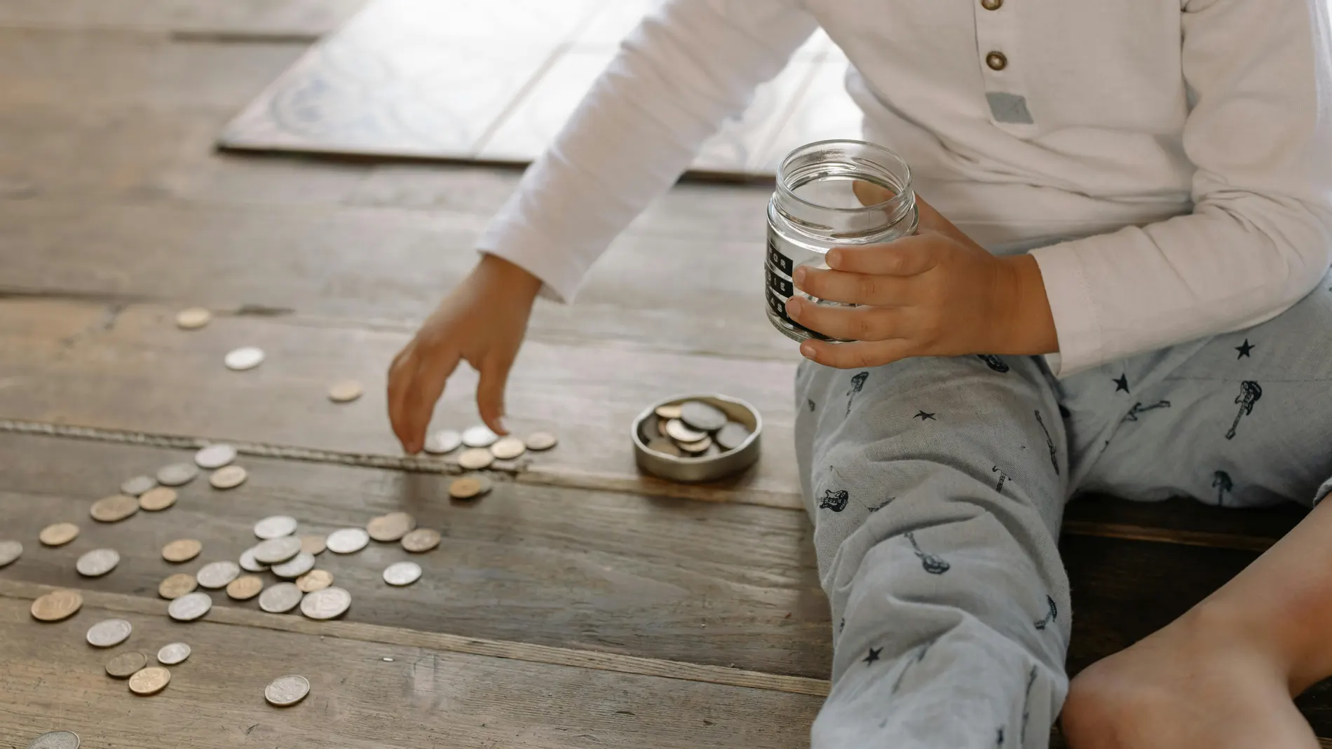 Niño ahorrando dinero en una hucha