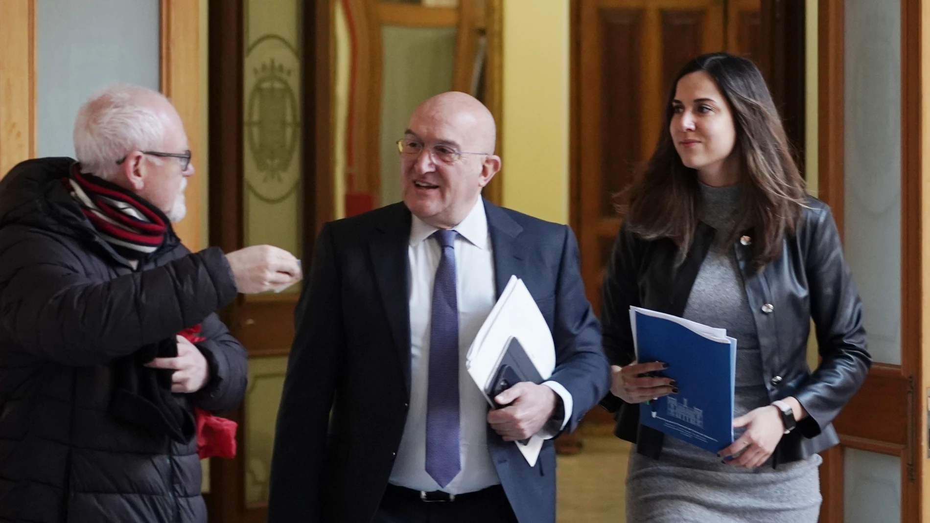 El alcalde de Valladlid, Jesús Julio Carnero, llega al pleno junto a la concejal de Turismo y Marca Ciudad, Blanca Jiménez