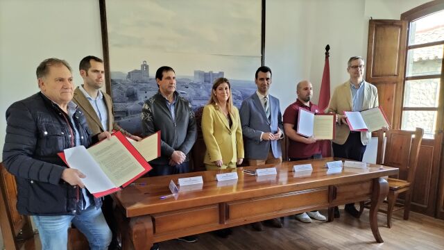 La delegada territorial de la Junta en Valladolid, Raquel Alonso, preside la firma del acuerdo con los nuevos ayuntamientos