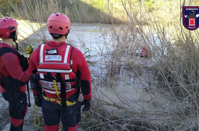 Efectivos de Bomberos de Murcia trabajan en las tareas de búsqueda del hombre desaparecido el pasado sábado por la tarde