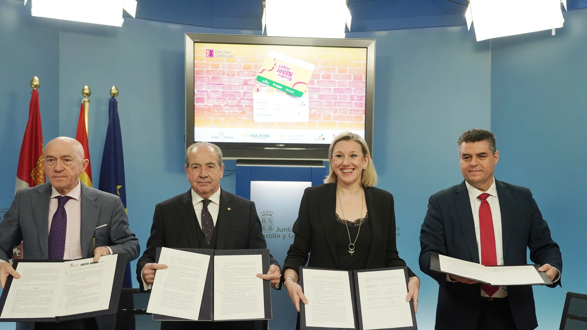 Isabel Blanco presente el nuevo carné joven europeo junto a Cipriano García, Domingo Barca y José Ignacio Cuesta