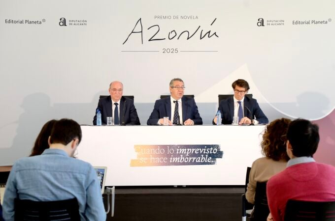 El director de Relaciones Institucionales del Grupo Planeta, Carlos Creuheras, el presidente de la Diputación de Alicante, Toni Pérez, y el diputado de Cultura, Juan de Dios Navarro, han presentado en Alicante los diez finalistas del Premio Azorín de Novela