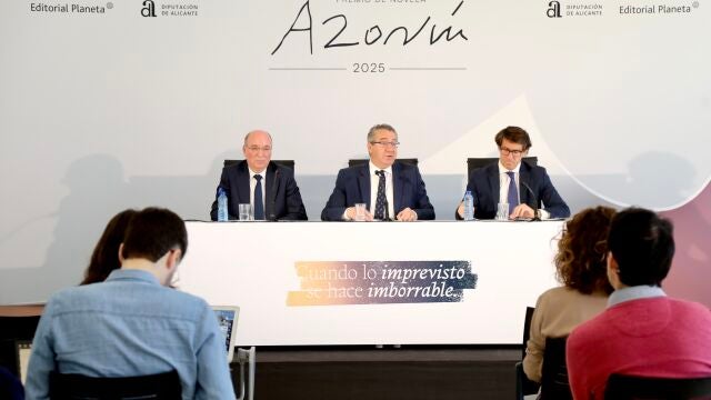 El director de Relaciones Institucionales del Grupo Planeta, Carlos Creuheras, el presidente de la Diputación de Alicante, Toni Pérez, y el diputado de Cultura, Juan de Dios Navarro, han presentado en Alicante los diez finalistas del Premio Azorín de Novela