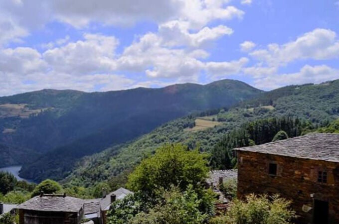 El mirador desconocido sobre una cresta de roca natural más brutal de toda Asturias