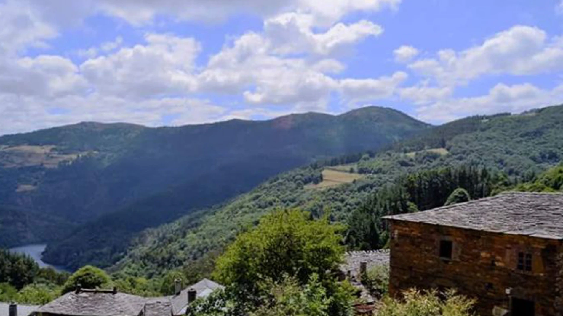 El mirador desconocido sobre una cresta de roca natural más brutal de toda Asturias
