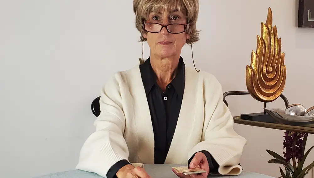 Paloma Lafuente: Vidente de nacimiento con más de 30 años de experiencia.