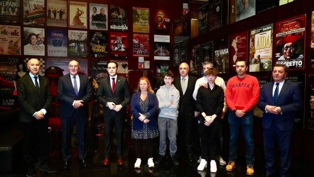 Íscar, Carnero y González Gago junto a la familia de Fernando Navarro, el bombero fallecido en acto de servicio
