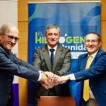 De izquierda a derecha: Agustín Nogal, exdecano del Colegio de Ingenieros Industriales de León; Rafael Barbero, presidente de la Asociación Castellano y Leonesa del Hidrógeno (H2CYL); y José García Neira, presidente del Colegio de Ingenieros Industriales de Valladolid