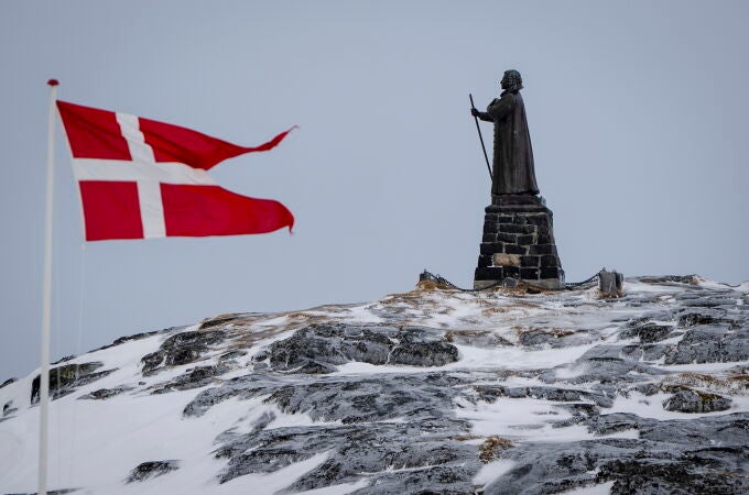 Imagen de Dannebrog y de la estatua de Hans Egede en Nuuk (Groenlandia)