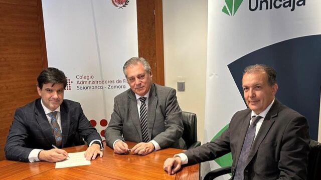 Ángel Hernández Román, presidente del Colegio de Administradores de Fincas de Castilla y León, y por Manuel Rubio, director territorial en Castilla y León Sur de Unicaja, suscriben el convenio