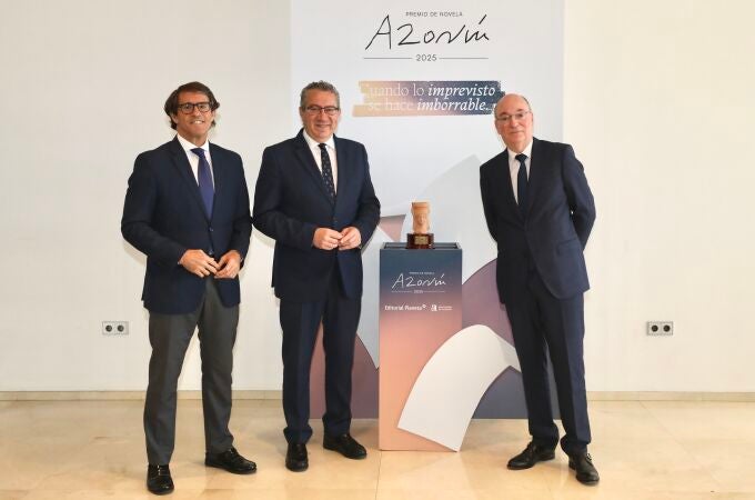 El diputado de Cultura, Juan de Dios Navarro, el presidente de la Diputación de Alicante, Toni Pérez, y el director del Área de Relaciones Institucionales del Grupo Planeta, Carlos Crehueras, posan con el premio Azorín