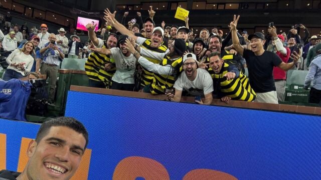 El selfie de Alcaraz con la cuadrilla que presenció su partido disfrazados de abejas