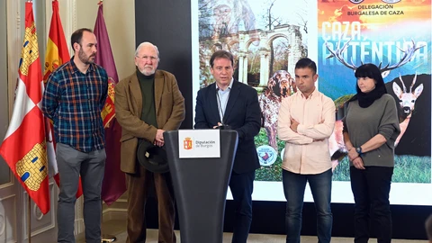 Borja Suárez durante el acto de reconocimiento a los campeones burgaleses de caza, en presencia de Santiago Iturmendi