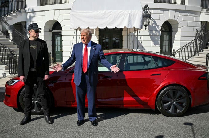 Elon Musk y Donald Trump frente a un Tesla en la Casa Blanca