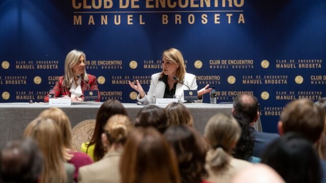 La vicepresidenta primera y consellera de Servicios Sociales, Susana Camarero (d), junto a la presidenta del Club de Encuentro Manuel Broseta, Amparo Maties