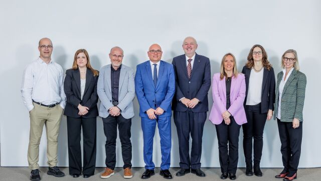 Manuel Cermerón, CEO de Veolia España, junto con Daniel Crespo, rector de la UPC, y otros asistentes al acto