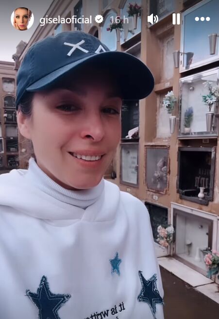 Gisela visita la tumba de su padre en el cementerio