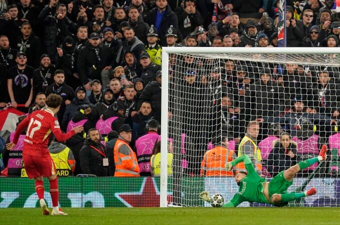 Donnarumma le detiene el penalti a Curtis Jones en la tanda de desempate