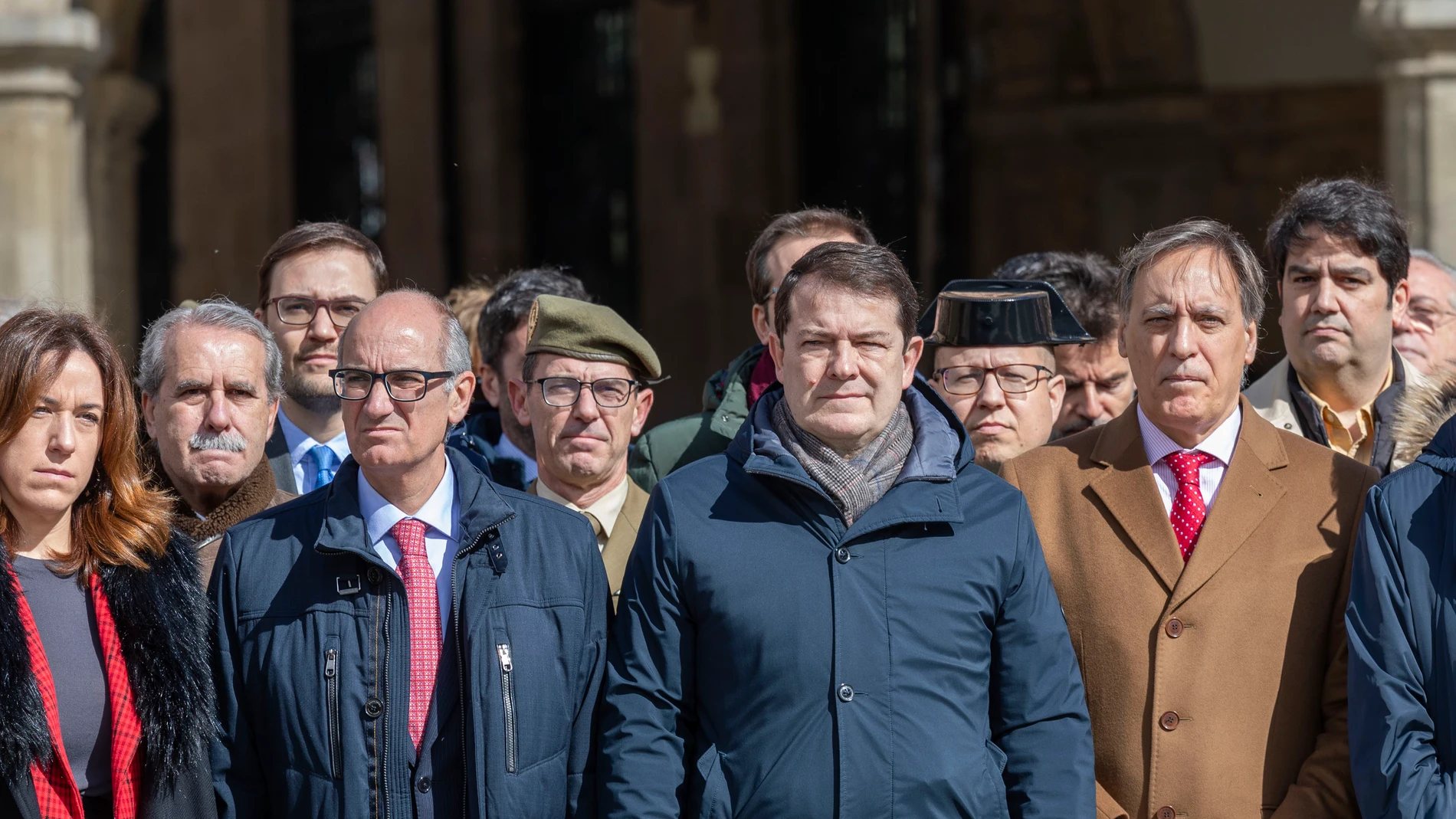 El presidente de Castilla y León, Alfonso Fernández Mañueco, durante el minuto de silencio en homenaje a las víctimas de 2024
