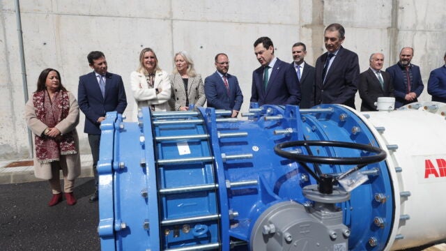 Juanma Moreno inaugura la conducción de abastecimiento a la zona norte de San Roque (Cádiz)