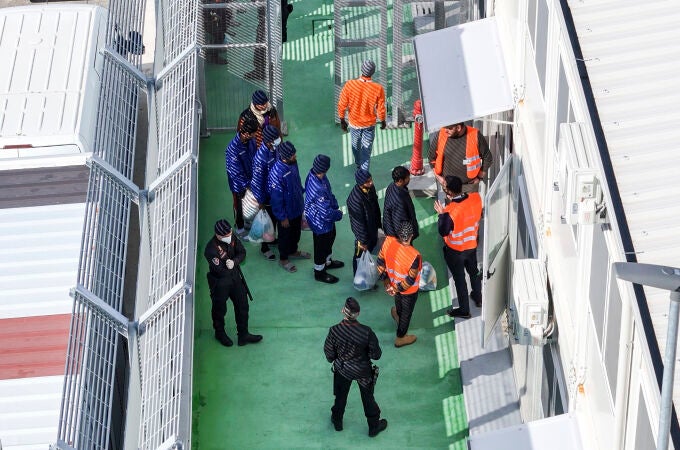 Un buque italiano traslada a inmigrantes irregulares al centro de detención construido en el puerto albanés de Shengjin