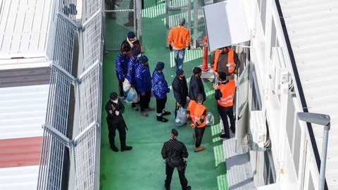 Un buque italiano traslada a inmigrantes irregulares al centro de detención construido en el puerto albanés de Shengjin