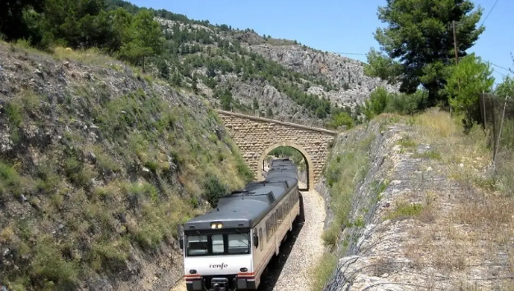 Renfe pondrá un servicio de autobuses mientras se realizan las obras de la línea de media distancia entre Xàtiva y Alcoy