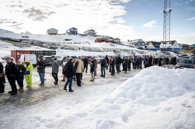 Largas colas para votar en un colegio electoral de Nuuk, la capital de Groenlandia