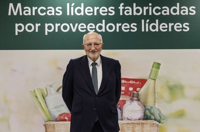 El presidente de Mercadona, Juan Roig, posa tras una rueda de prensa para informar sobre los datos económicos de Mercadona en 2024 y sus previsiones para 2025, en Jarrods, a 11 de marzo de 2025, en Paterna, Valencia.