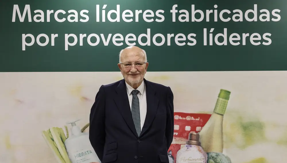 El presidente de Mercadona, Juan Roig, posa tras una rueda de prensa para informar sobre los datos económicos de Mercadona en 2024 y sus previsiones para 2025, en Jarrods, a 11 de marzo de 2025, en Paterna, Valencia.