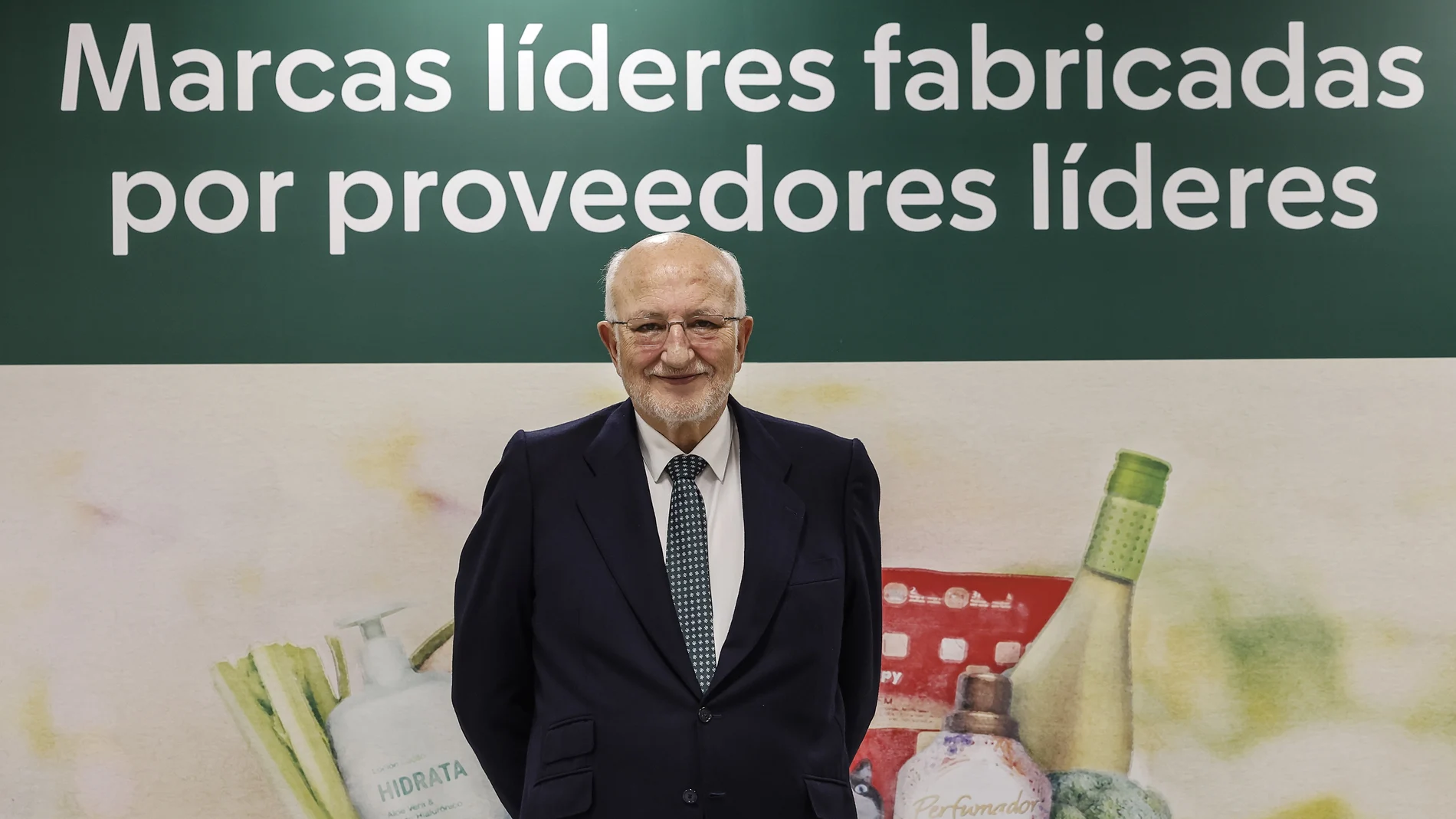 El presidente de Mercadona, Juan Roig, posa tras una rueda de prensa para informar sobre los datos económicos de Mercadona en 2024 y sus previsiones para 2025, en Jarrods, a 11 de marzo de 2025, en Paterna, Valencia.