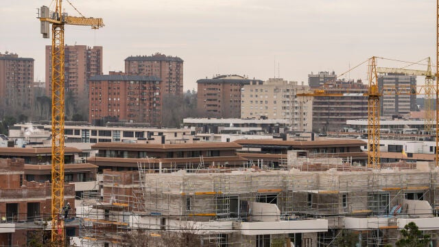 Obras de construcción de viviendas en Somosierra