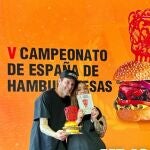 Jorge Cadierno y Shara Alonso con la hamburguesa ganadora