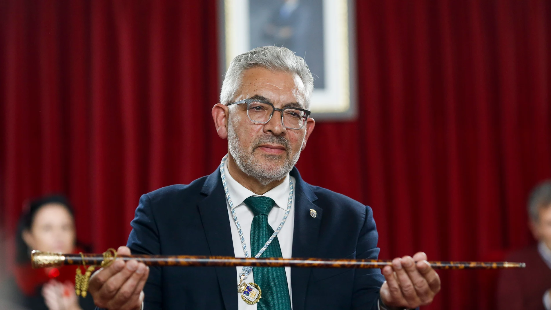LUGO, 11/03/2025.- El socialista Miguel Fernández ya es alcalde de Lugo, después de un breve pleno de poco más de 35 minutos en el que ha recibido los trece votos a favor del gobierno bipartito -8 del PSOE y 5 del BNG-, mientras que los ediles del PP -12 en total- han votado en blanco. Antes del inicio de la sesión extraordinaria se ha guardado un minuto de silencio por la anterior alcaldesa, Paula Alvarellos, fallecida de forma repentina el pasado 1 de marzo a causa de un infarto. EFE/Eliseo...