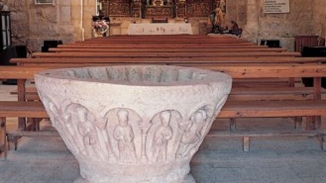 Pila baustimal de la Iglesia de San Esteban, en Cayuela (Burgos)