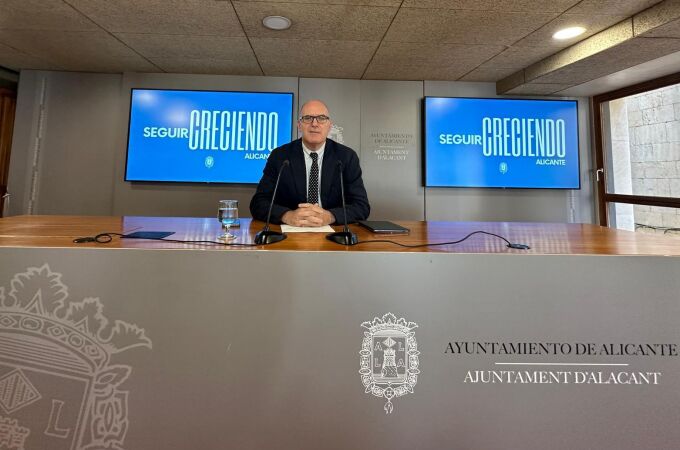 El portavoz del Gobierno Local, Manuel Villar, en la rueda de prensa de hoy posterior a la Junta de Gobierno Local en Alicante